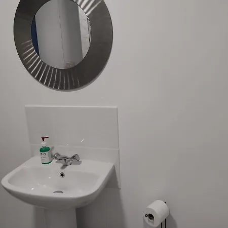 Charming 2br House Close 2 Leeds Centre Wi-fi ليدز