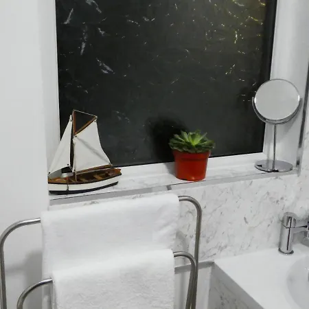 Charming 2br House Close 2 Leeds Centre Wi-fi ليدز
